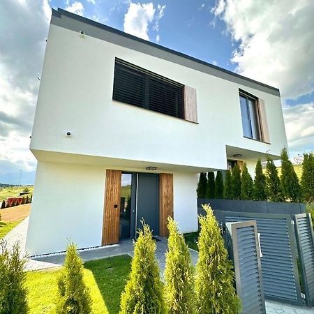 Maly Slavkov Luxury Apartments מראה חיצוני תמונה