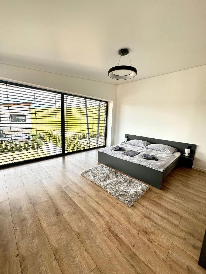 Maly Slavkov Luxury Apartments מראה חיצוני תמונה